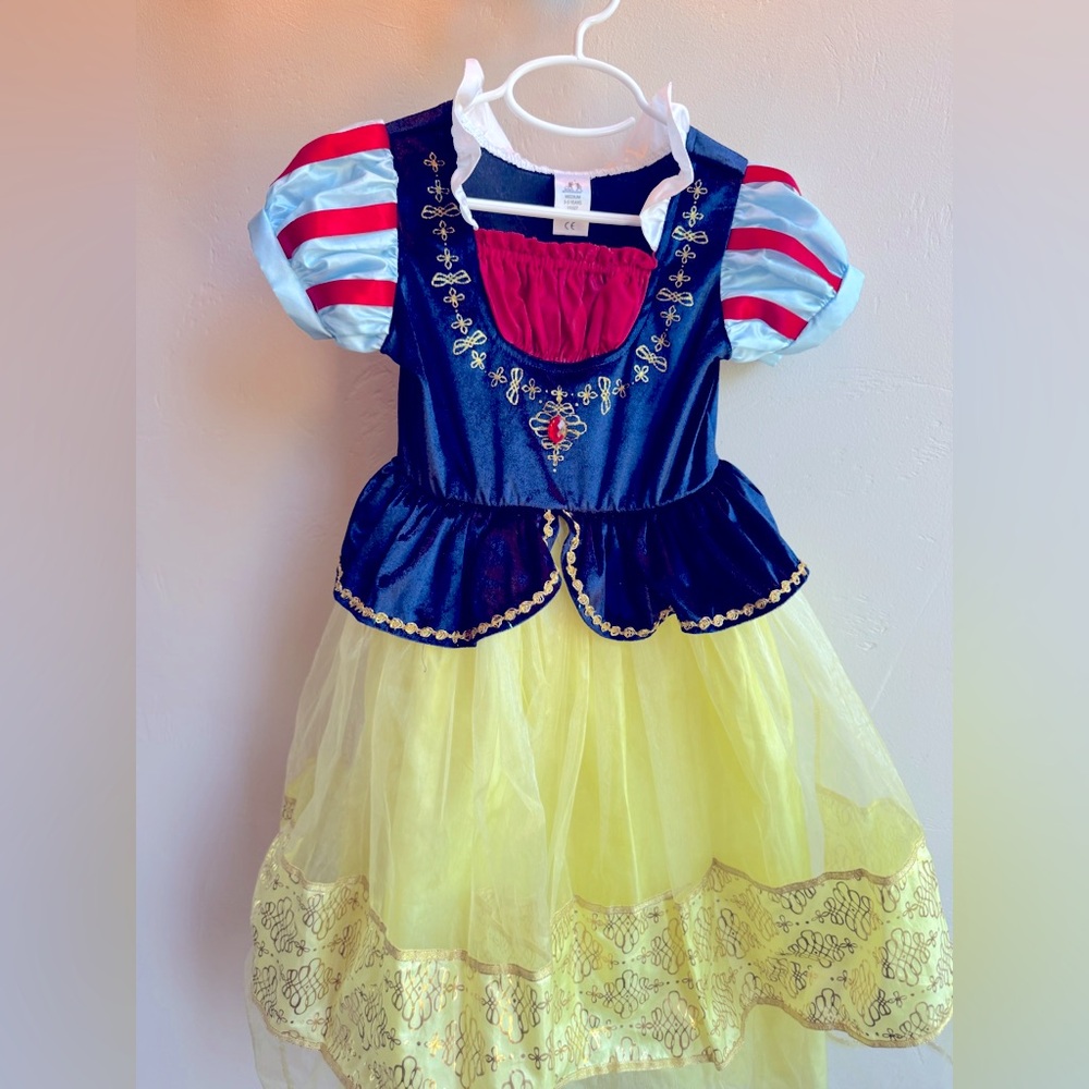 Little adventures snow shite dress, washable, lined not scratchy, size 3-5T